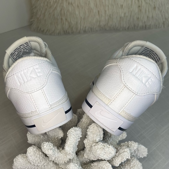 Nike Court Tennis Shoes size 8.5, EUC! - Picture 6 of 14